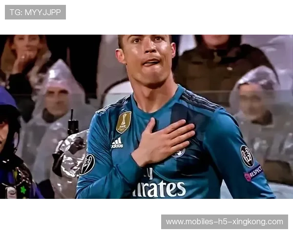 C罗身体素质逆天!倒钩动作标准到教学级别 C罗身体素质逆天!倒钩动作标准到教学级别