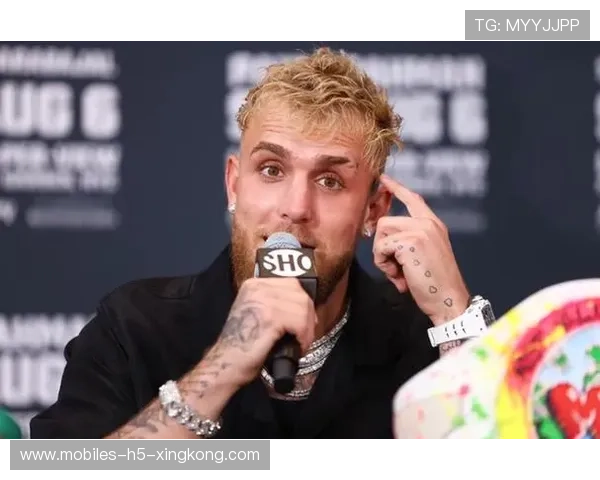 UFC传奇的“酷”与“装腔”?戴墨镜上台引发热议背后的真相 UFC传奇的“酷”与“装腔”?戴墨镜上台引发热议背后的真相