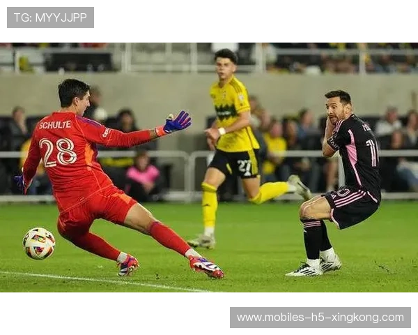 梅西灵巧停球后分球,迈阿密国际进攻链条无缝衔接 梅西灵巧停球后分球,迈阿密国际进攻链条无缝衔接