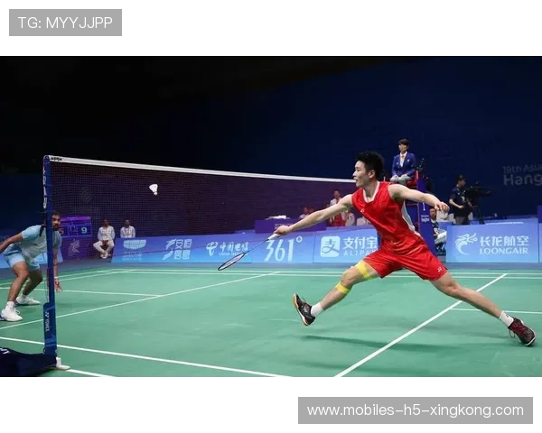 羽毛球双打战术换位形成高效得分链条